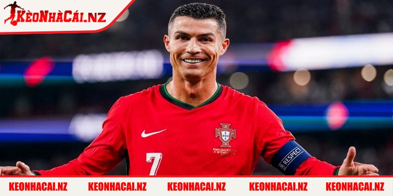Ronaldo Vs Messi So Sánh Thành Tích Ai Mới Là Biểu Tượng? - 4 Cristiano Ronaldo là cầu thủ đầu tiên cán mốc 800 bàn thắng